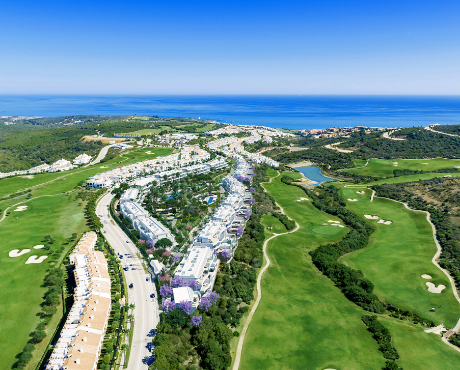 Квартиры в тихом месте у поля для гольфа с видом на Гибралтар