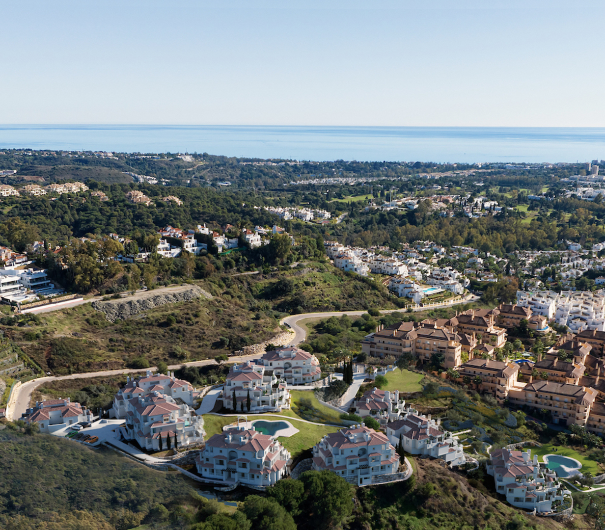 Apartments in the prestigious area of Nueva Andalucía with sea views