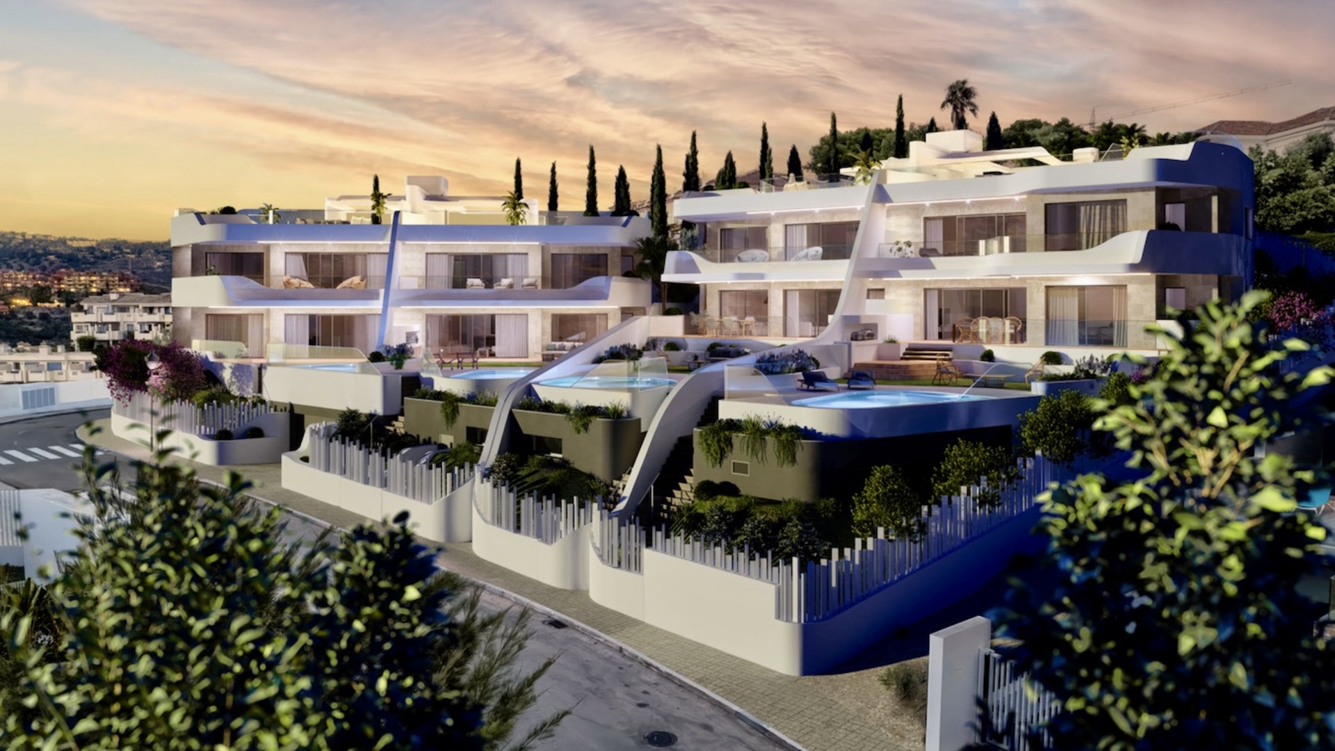 Premium penthouses right next to the golf course with sea views and private pools in Marbella